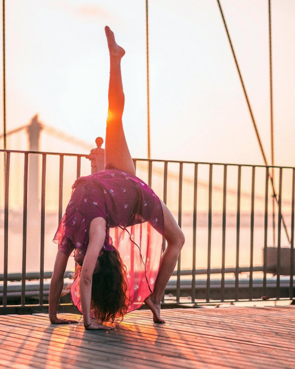 Sara Ticha - tín đồ thực hiện bộ ảnh Yoga đẹp ở thành phố New York